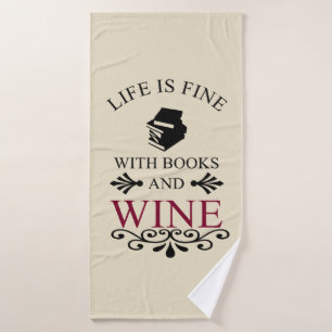 Lustiger Spruch für Bücher- und Weinliebhaber Badehandtuch