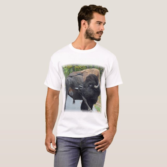 Lustiger Stier-Bison, der seine Testikel leckt T-Shirt (Vorne ganz)