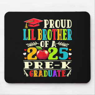 Lustiger stolzer kleiner Bruder eines Absolventen  Mousepad
