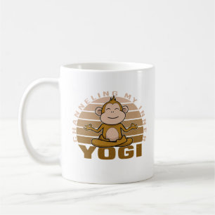 Lustiger süßer Affe beim Yoga. Lustige Yoga-Posen Kaffeetasse
