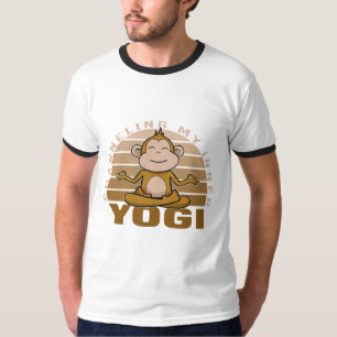 Lustiger süßer Affe beim Yoga. Lustige Yoga-Posen T-Shirt
