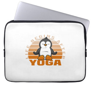 Lustiger süßer Pinguin beim Yoga. Lustige Yoga-Übu Laptopschutzhülle