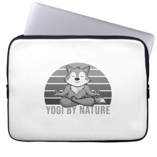 Lustiger süßer Wolf beim Yoga. Lustige Yoga-Posen Laptopschutzhülle