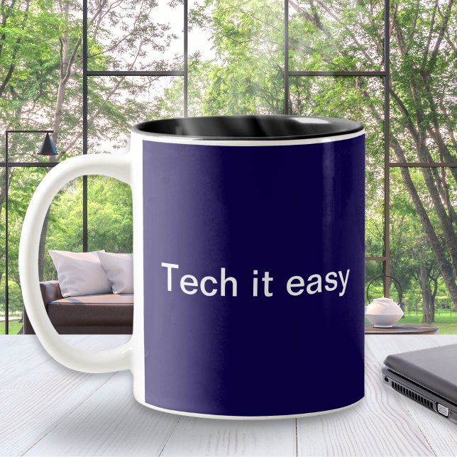 Lustiger Tech-Humor Computer-Programmierer Monogra Zweifarbige Tasse (A funny mug with technology pun 'Tech it easy'. An ideal gift for computer and I.T. professionals)