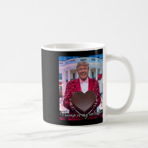 Lustiger Trump umarmt Schokoladenherz 14. Februar Kaffeetasse