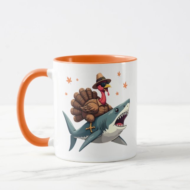 Lustiger Truthahn reitet auf einem Hai zum Ernteda Tasse (Links)