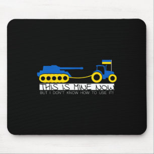 Lustiger ukrainischer Bauer zieht einen Panzer mit Mousepad