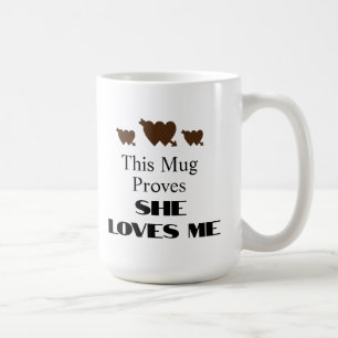 Lustiger Valentinstag-Spruch 'Sie liebt mich' Kaffeetasse