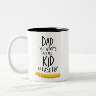 Lustiger Vater, der seinem Kind die letzte Pommes Zweifarbige Tasse