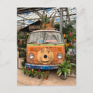 Lustiger Vintage-Camper-Van, der als Blumenarrange Postkarte