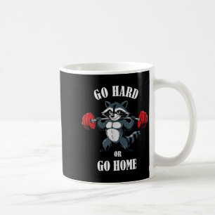 Lustiger Waschbär beim Krafttraining und Squats Kaffeetasse