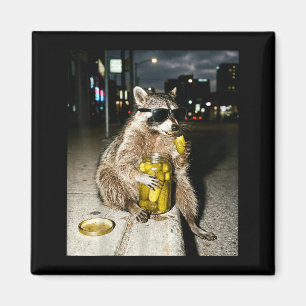 Lustiger Waschbär isst Pickles Meme Männer Frauen  Magnet