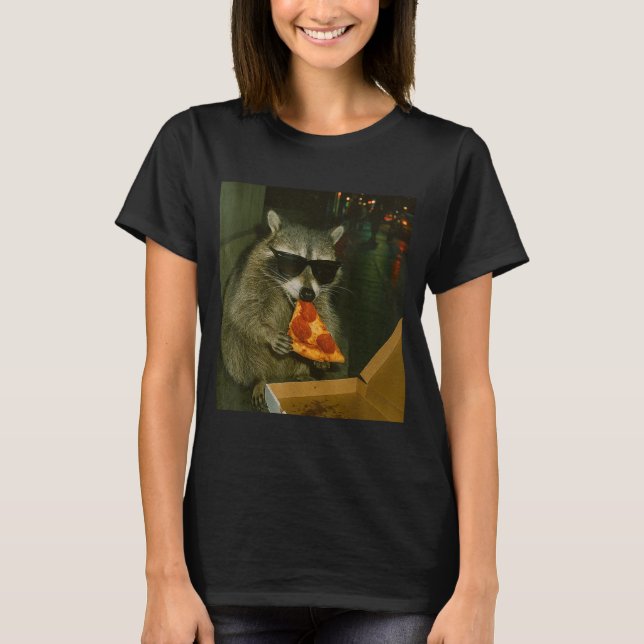 Lustiger Waschbär isst Zza Tier Meme  T-Shirt (Vorderseite)
