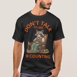 Lustiger Waschbär strickt. Rede nicht mit mir, ich T-Shirt