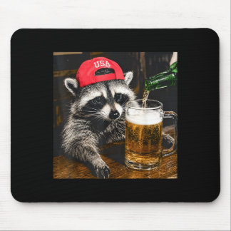 Lustiger Waschbär trinkt Bier Meme Männer Frauen Mousepad