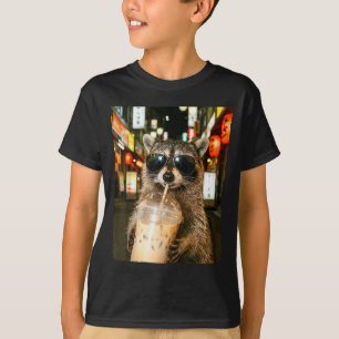 Lustiger Waschbär trinkt Eis Kaffee Männer Frauen T-Shirt