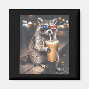 Lustiger Waschbär trinkt eisgekühlten Kaffee, lust Magnet