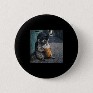 Lustiger Waschbär trinkt eisgekühlten Kaffee Tier Button