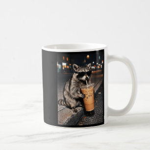 Lustiger Waschbär trinkt eisgekühlten Kaffee Tier Kaffeetasse