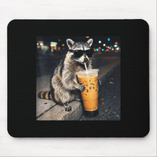 Lustiger Waschbär trinkt eisgekühlten Kaffee Tier- Mousepad