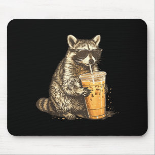 Lustiger Waschbär trinkt eisgekühlten Kaffee Tier Mousepad