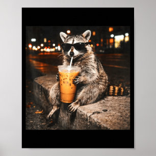 Lustiger Waschbär trinkt eisgekühlten Kaffee Tier Poster