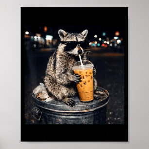 Lustiger Waschbär trinkt eisgekühlten Kaffee Tier Poster