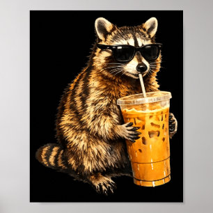 Lustiger Waschbär trinkt eisgekühlten Kaffee Tier Poster