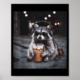 Lustiger Waschbär trinkt eisgekühlten Kaffee Tier Poster