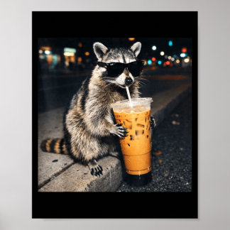 Lustiger Waschbär trinkt eisgekühlten Kaffee Tier  Poster