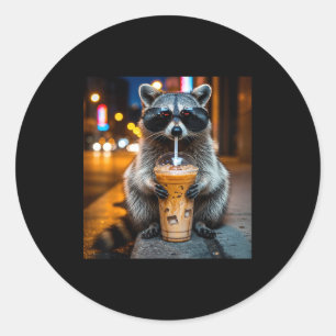 Lustiger Waschbär trinkt eisgekühlten Kaffee Tier- Runder Aufkleber