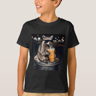 Lustiger Waschbär trinkt eisgekühlten Kaffee Tier T-Shirt