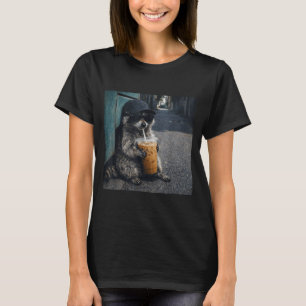 Lustiger Waschbär trinkt eisgekühlten Kaffee Tier- T-Shirt