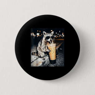 Lustiger Waschbär trinkt Eiskaffee Button