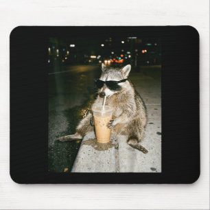 Lustiger Waschbär trinkt Eiskaffee Meme Männer Fra Mousepad