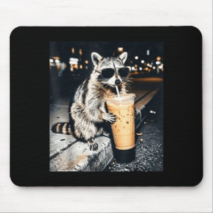 Lustiger Waschbär trinkt Eiskaffee Mousepad