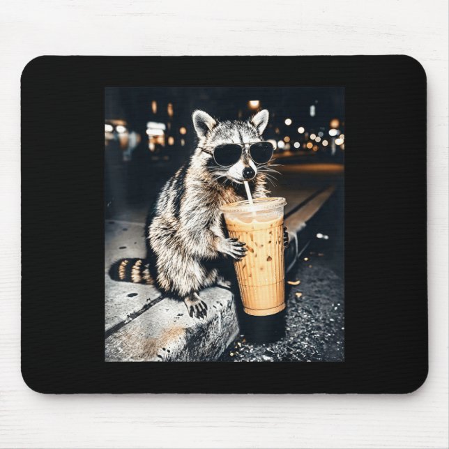 Lustiger Waschbär trinkt Eiskaffee  Mousepad (Vorne)