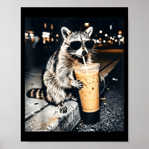 Lustiger Waschbär trinkt Eiskaffee Poster