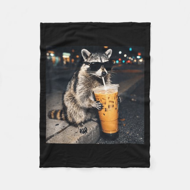 Lustiger Waschbär trinkt Eiskaffee Tier Meme Männe Fleecedecke (Vorderseite)