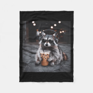 Lustiger Waschbär trinkt Eiskaffee Tier Meme Männe Fleecedecke