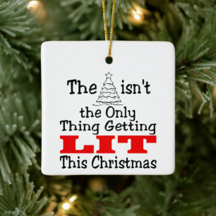 Lustiger Weihnachtsbaum ist nicht das Einzige, was Keramikornament