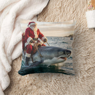 Lustiger Weihnachtsmann reitet auf einem Hai Kissen