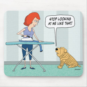 Lustiger Wrinkly Shar-Pei Hund misstrauisch vom Mousepad