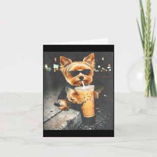 Lustiger Yorkie, der kalten Kaffee trinkt, süßer H Karte