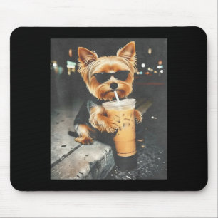 Lustiger Yorkie trinkt eisgekühlten Kaffee, süßer Mousepad
