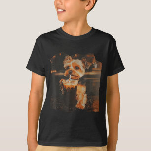 Lustiger Yorkie trinkt eisgekühlten Kaffee, süßer T-Shirt