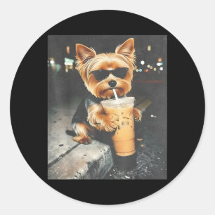 Lustiger Yorkie trinkt Eiskaffee Süßer Hund Meme Runder Aufkleber
