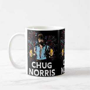 Lustiges 4. Juli Chug Norris Uni für Männer, Fraue Kaffeetasse