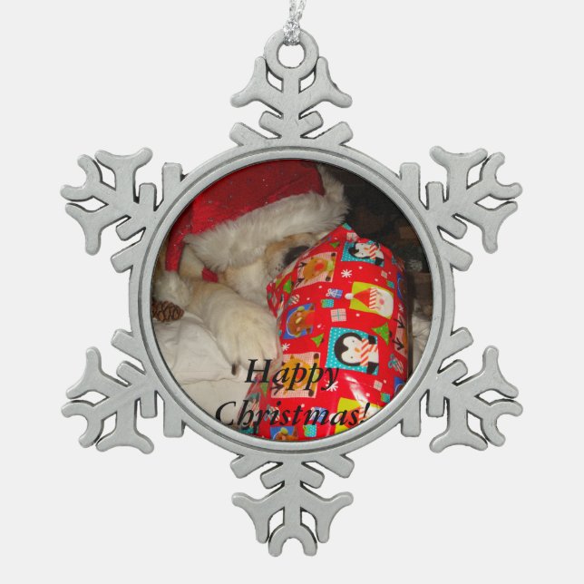 lustiges Akita in der roten Weihnachtsmannmütze Schneeflocken Zinn-Ornament (Vorderseite)