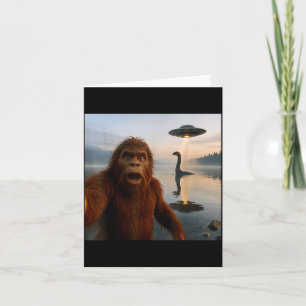 Lustiges Bigfoot-Selfie mit Loch Ness Monster und Karte